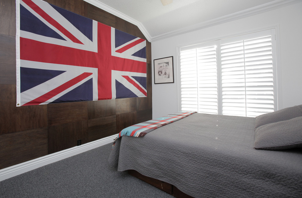 Eklektisches Schlafzimmer mit weißer Wandfarbe in Dallas