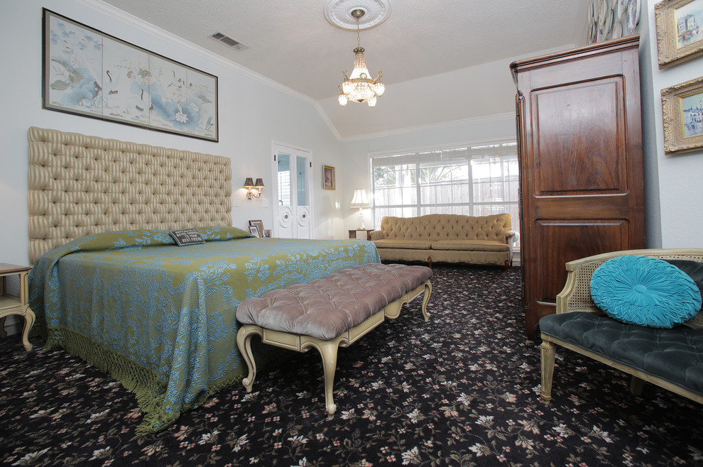 Stilmix Schlafzimmer mit blauer Wandfarbe und Teppichboden in Dallas