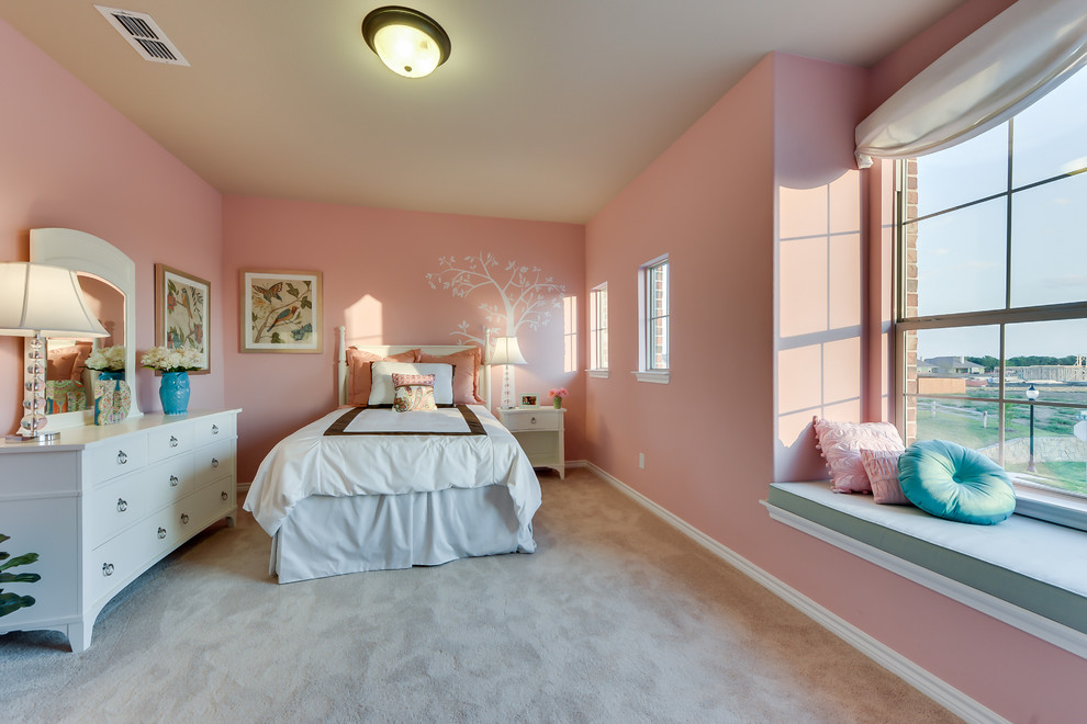 Inredning av ett modernt gästrum, med rosa väggar och heltäckningsmatta