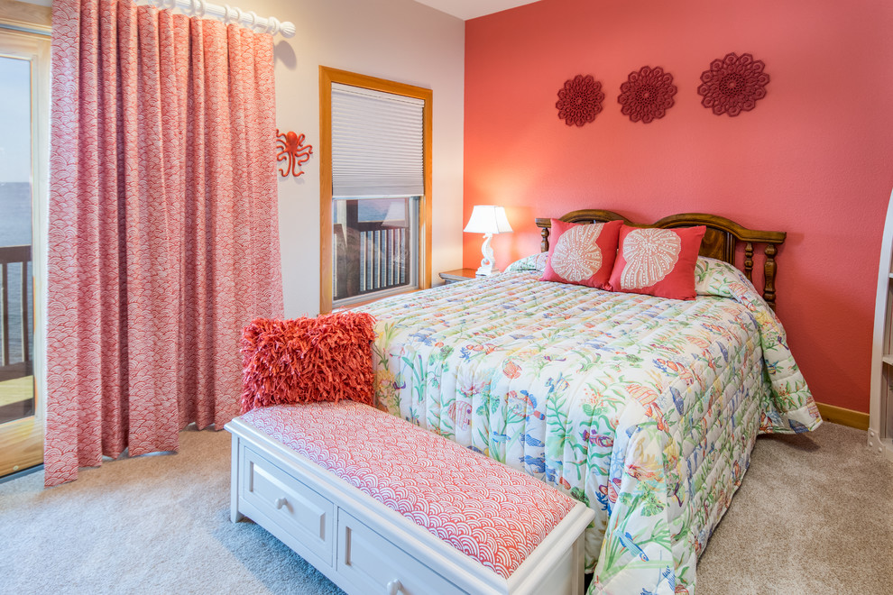 На фото: гостевая спальня среднего размера, (комната для гостей) в морском стиле с розовыми стенами, ковровым покрытием и бежевым полом