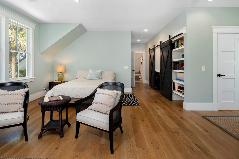 Foto de dormitorio tipo loft costero grande con paredes verdes, suelo marrón y suelo de madera oscura