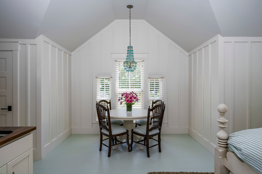 Foto de habitación de invitados clásica renovada de tamaño medio con paredes blancas y suelo de madera pintada