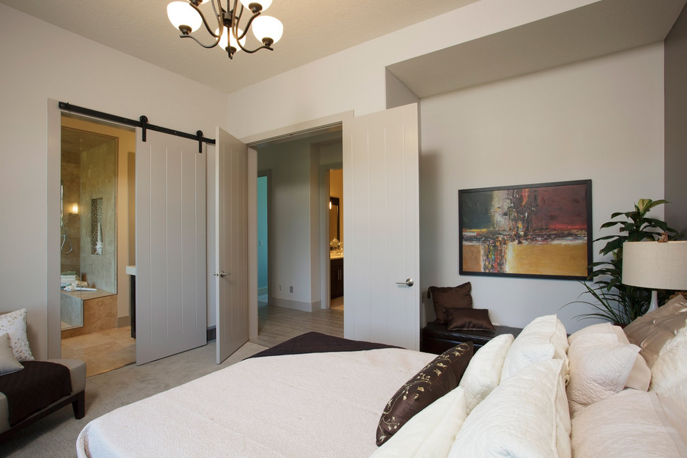 Imagen de dormitorio principal contemporáneo grande sin chimenea con paredes beige, moqueta y suelo gris