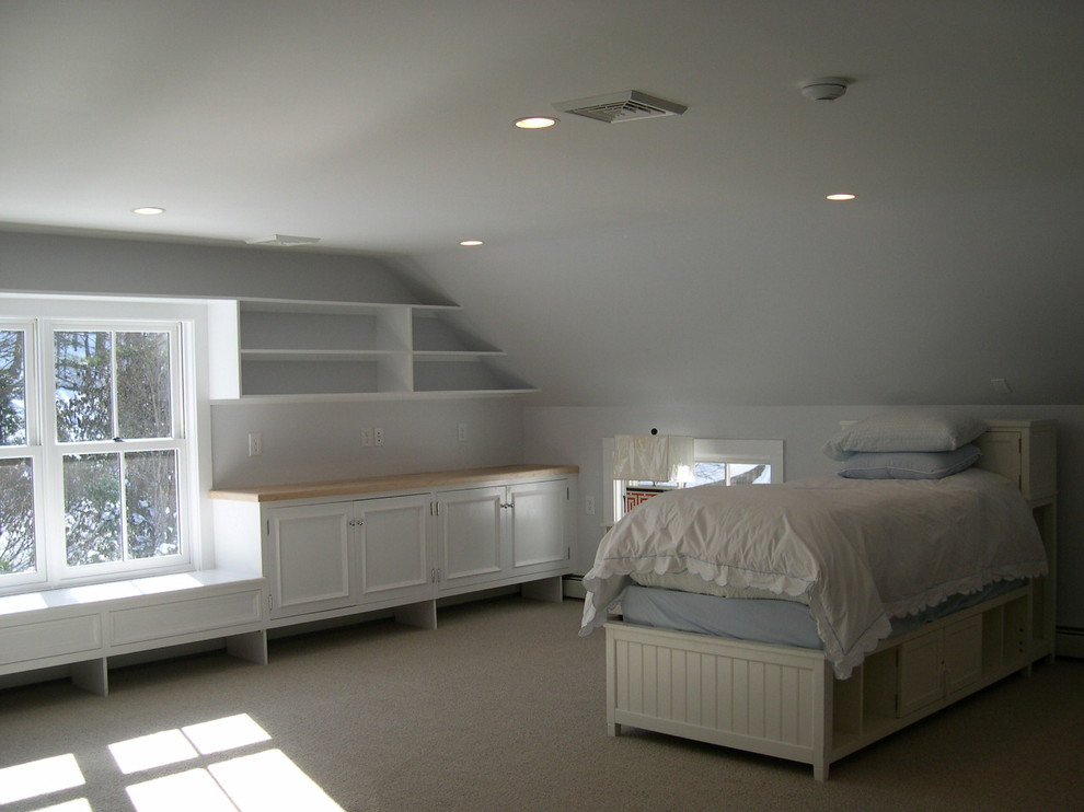 Inspiration pour une chambre traditionnelle de taille moyenne avec un mur gris.