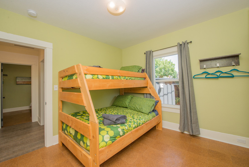 Стильный дизайн: гостевая спальня среднего размера, (комната для гостей) в современном стиле с зелеными стенами и пробковым полом без камина - последний тренд