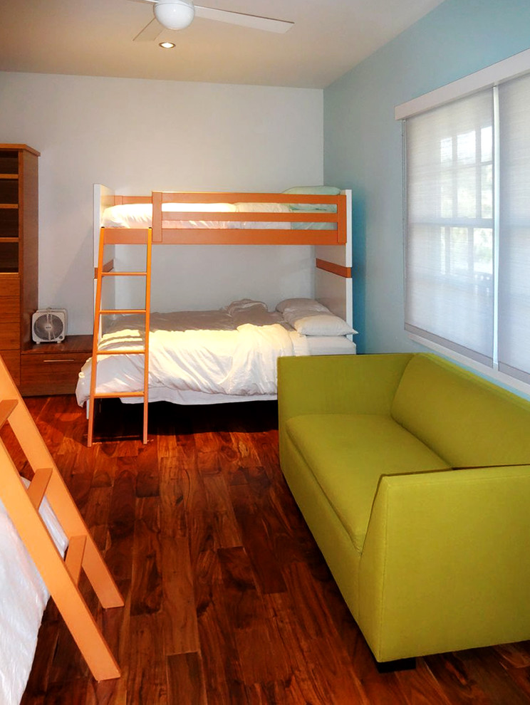 Diseño de habitación de invitados marinera de tamaño medio con paredes azules y suelo de madera oscura