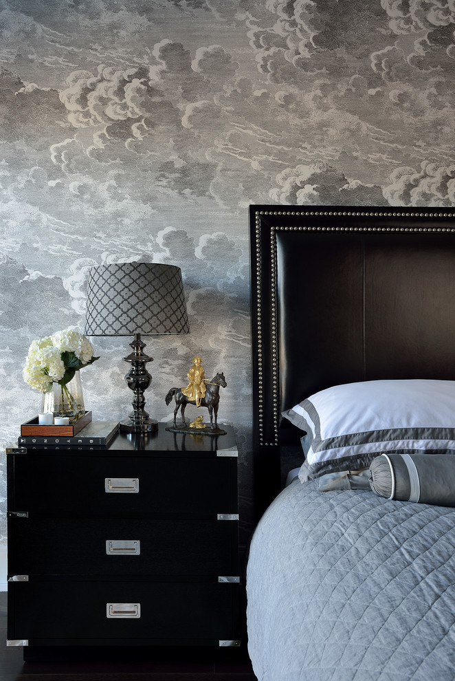 Mittelgroßes Klassisches Hauptschlafzimmer mit grauer Wandfarbe und dunklem Holzboden in Toronto