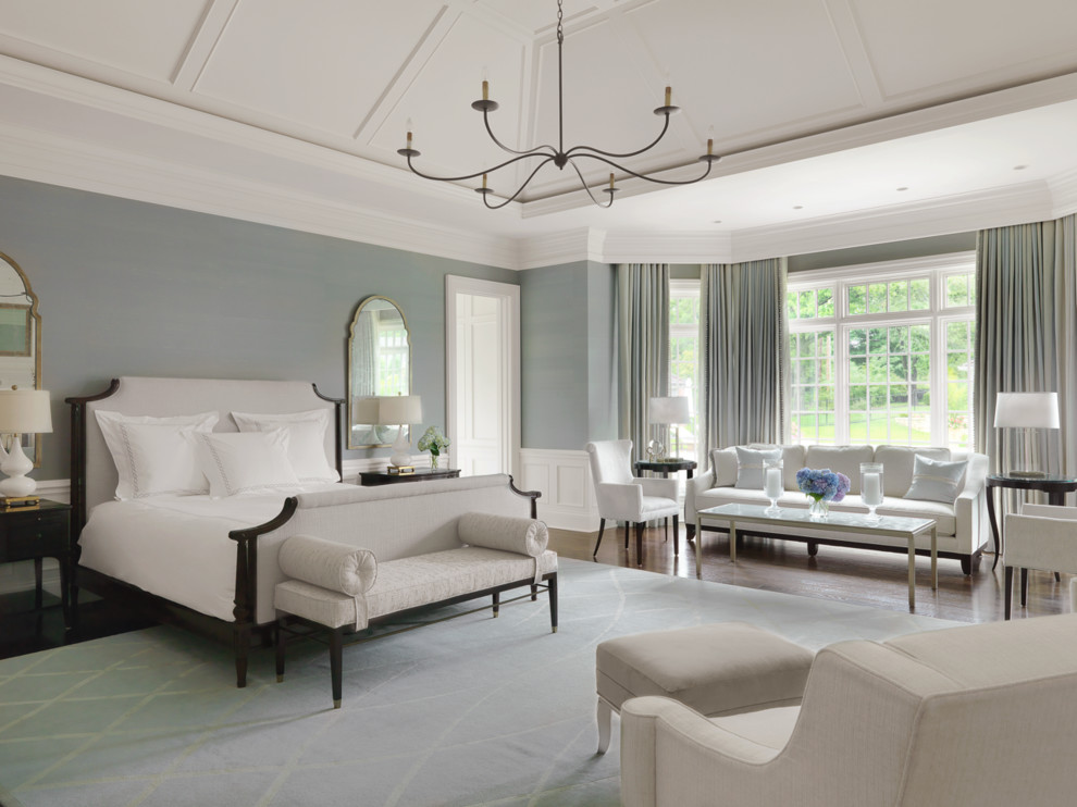 セントルイスにある広いトランジショナルスタイルのおしゃれな主寝室 (青い壁、濃色無垢フローリング、暖炉なし、青いカーテン) のインテリア