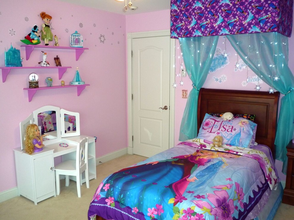 他の地域にある中くらいなエクレクティックスタイルのおしゃれな客用寝室 (紫の壁、カーペット敷き) のレイアウト