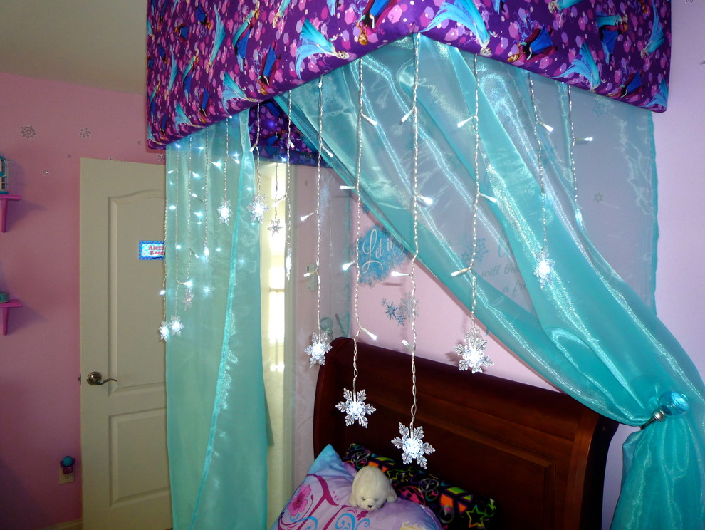 他の地域にある中くらいなエクレクティックスタイルのおしゃれな客用寝室 (紫の壁、カーペット敷き) のレイアウト