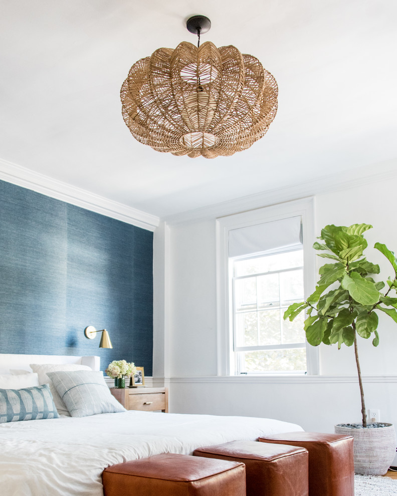 ボストンにあるビーチスタイルのおしゃれな主寝室 (白い壁、無垢フローリング、標準型暖炉、茶色い床)