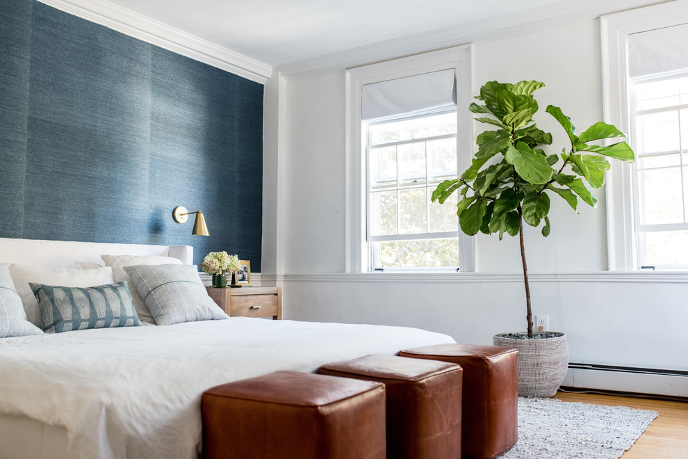 Maritimes Hauptschlafzimmer mit weißer Wandfarbe, braunem Holzboden, Kamin und braunem Boden in Boston