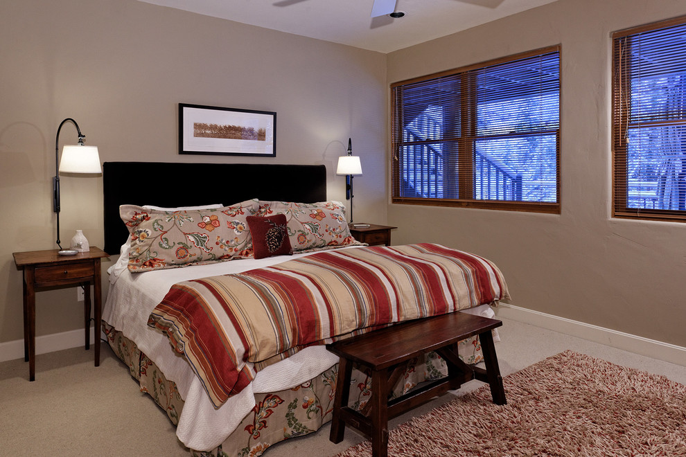 На фото: гостевая спальня (комната для гостей) в стиле неоклассика (современная классика) с бежевыми стенами и ковровым покрытием