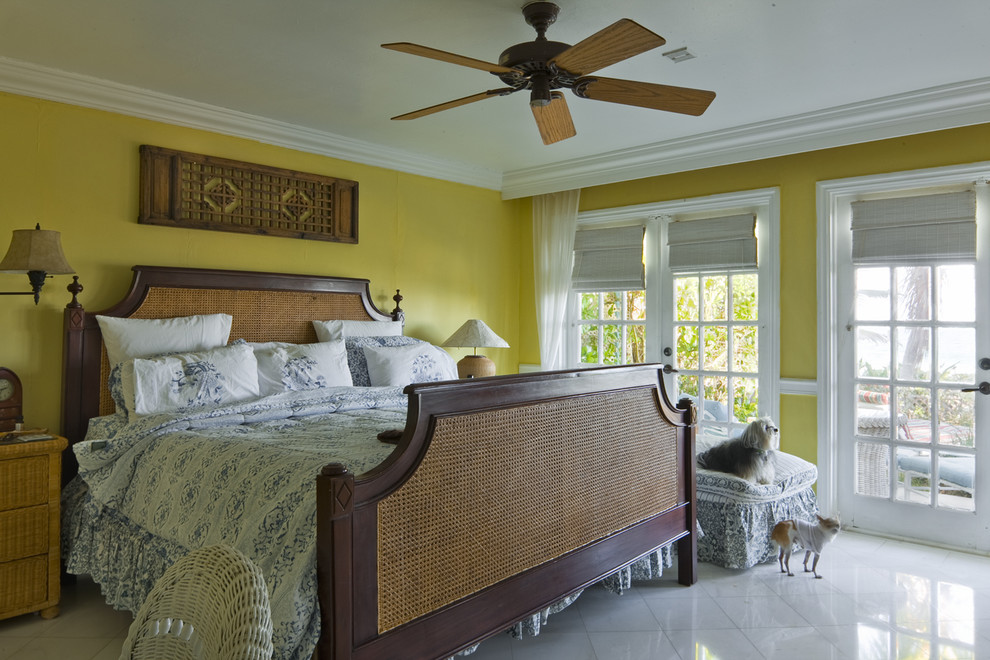 マイアミにあるトロピカルスタイルのおしゃれな寝室