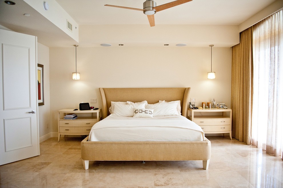 マイアミにある広いコンテンポラリースタイルのおしゃれな主寝室 (ベージュの壁、磁器タイルの床、暖炉なし、ベージュの床) のレイアウト