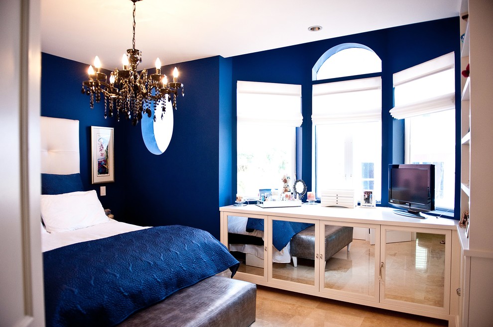 На фото: хозяйская спальня среднего размера в стиле неоклассика (современная классика) с синими стенами, полом из керамогранита и коричневым полом без камина с