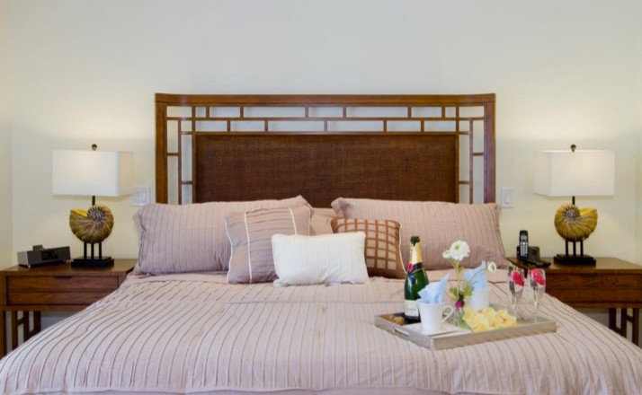 Свежая идея для дизайна: гостевая спальня среднего размера, (комната для гостей) в морском стиле с бежевыми стенами, светлым паркетным полом и бежевым полом без камина - отличное фото интерьера