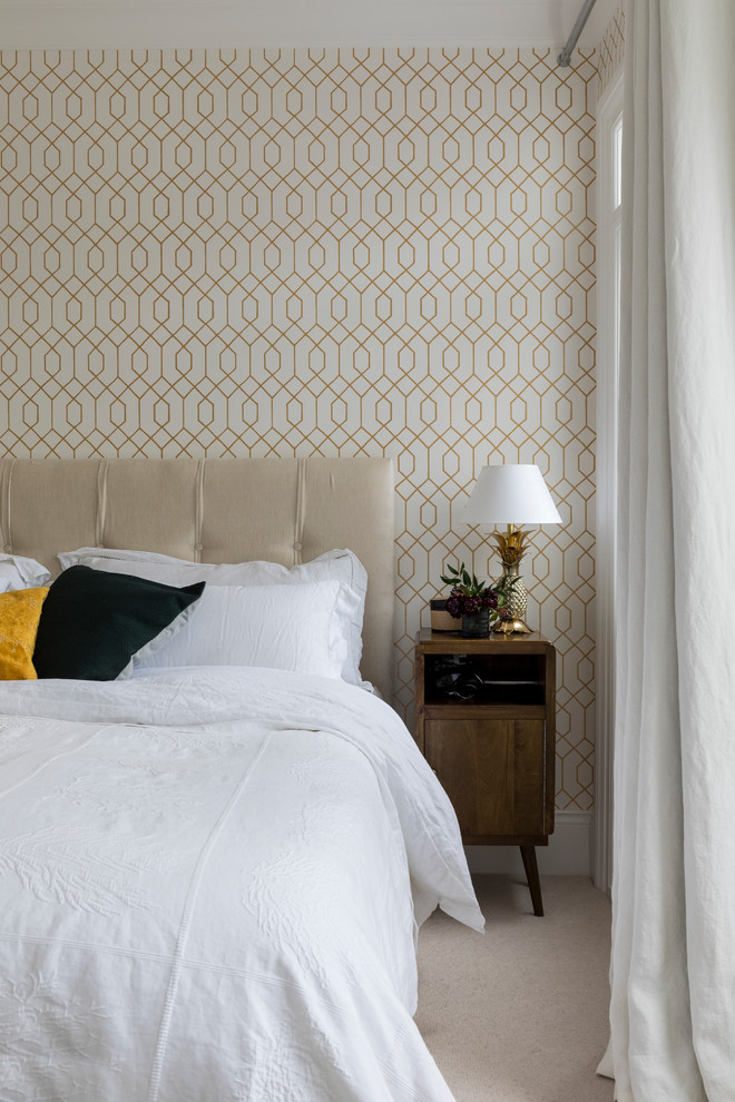 Свежая идея для дизайна: хозяйская спальня в классическом стиле с бежевыми стенами, ковровым покрытием и бежевым полом - отличное фото интерьера
