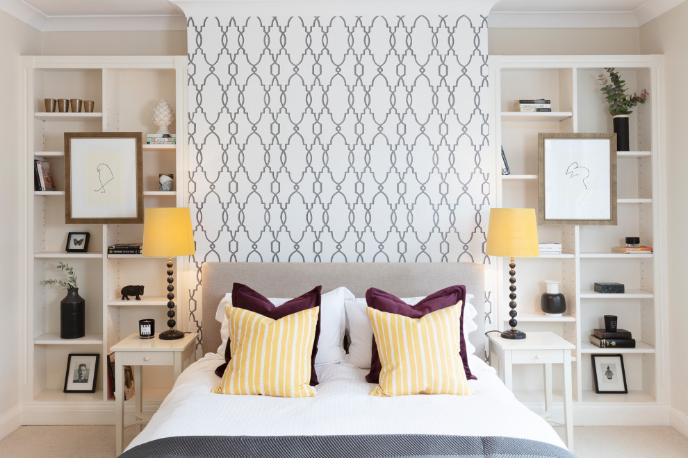 Foto de habitación de invitados tradicional de tamaño medio con paredes blancas, moqueta y suelo beige
