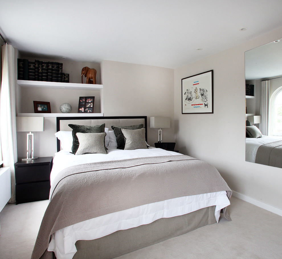 ロンドンにあるコンテンポラリースタイルのおしゃれな寝室 (グレーの壁、カーペット敷き、暖炉なし)