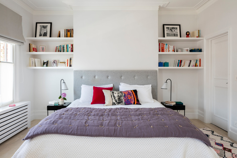 Modelo de dormitorio principal actual de tamaño medio sin chimenea con paredes grises, suelo de madera clara y suelo beige