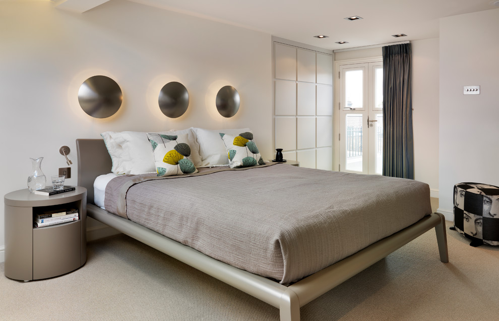 Imagen de dormitorio principal contemporáneo grande con paredes grises y moqueta