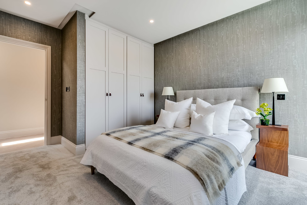 ロンドンにある中くらいなトランジショナルスタイルのおしゃれな客用寝室 (グレーの壁、カーペット敷き、グレーの床) のインテリア