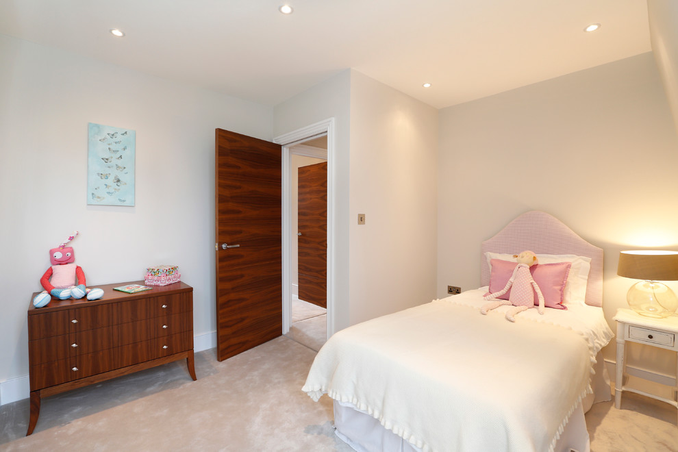 Imagen de habitación de invitados actual pequeña con paredes grises y moqueta