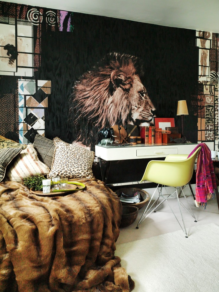 Modernes Schlafzimmer mit schwarzer Wandfarbe und Teppichboden in London