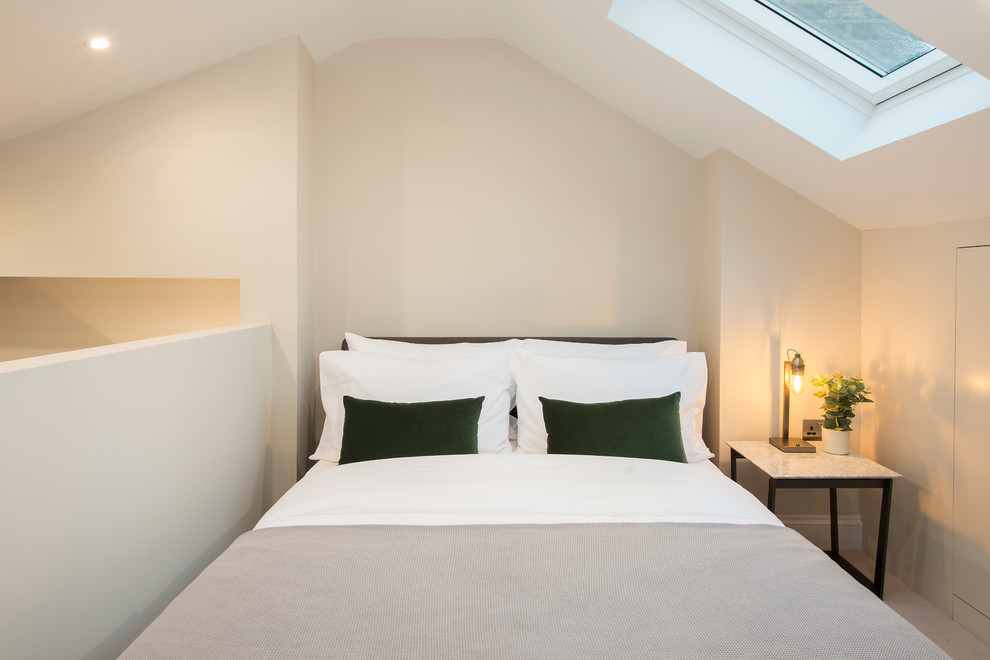 Modernes Schlafzimmer ohne Kamin, im Loft-Style mit beiger Wandfarbe in London