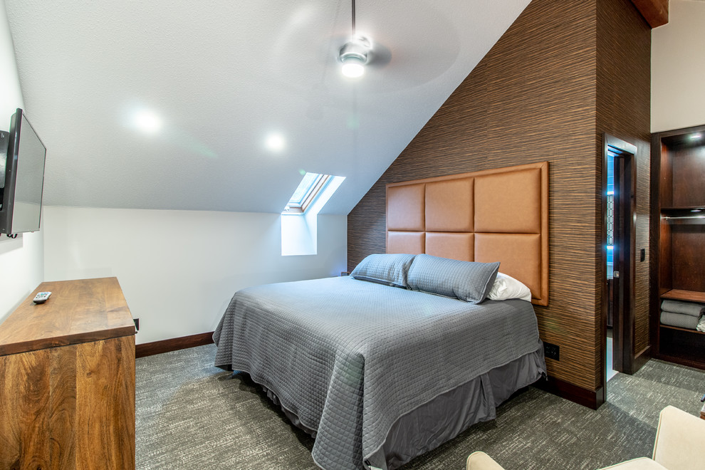 他の地域にある中くらいなトランジショナルスタイルのおしゃれなロフト寝室 (茶色い壁、カーペット敷き、グレーの床) のインテリア