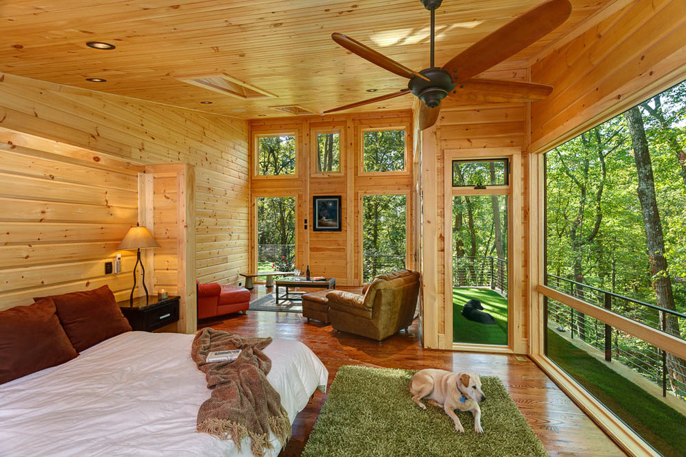 Mittelgroßes Rustikales Hauptschlafzimmer mit brauner Wandfarbe und hellem Holzboden in Charlotte