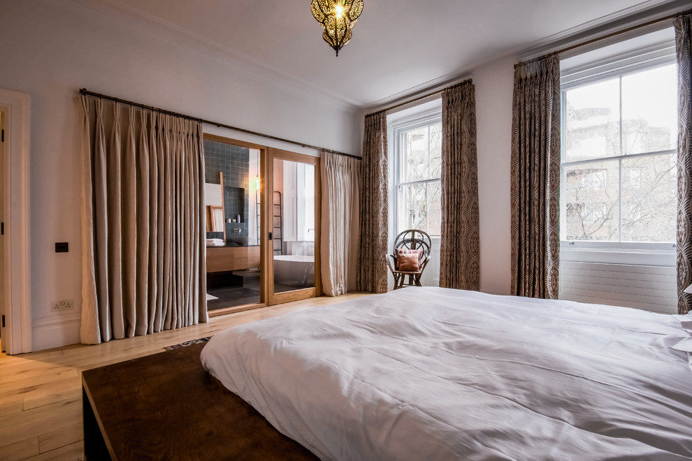 На фото: большая гостевая спальня (комната для гостей) в стиле шебби-шик с белыми стенами, светлым паркетным полом и бежевым полом без камина с