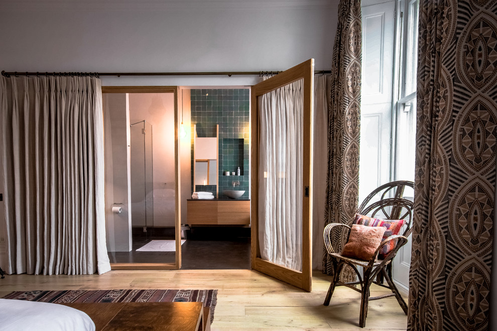 Diseño de habitación de invitados romántica grande sin chimenea con paredes blancas, suelo de madera clara y suelo beige