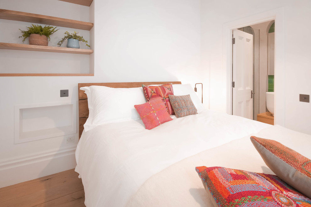 Immagine di una camera degli ospiti stile shabby di medie dimensioni con pareti bianche, parquet chiaro, nessun camino e pavimento beige
