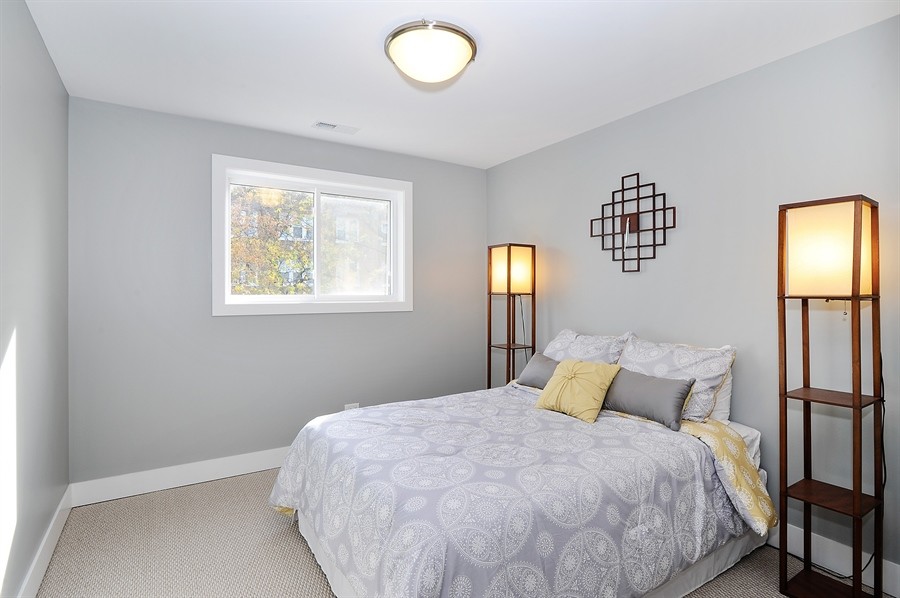 Свежая идея для дизайна: гостевая спальня среднего размера, (комната для гостей) в стиле модернизм с серыми стенами и ковровым покрытием - отличное фото интерьера