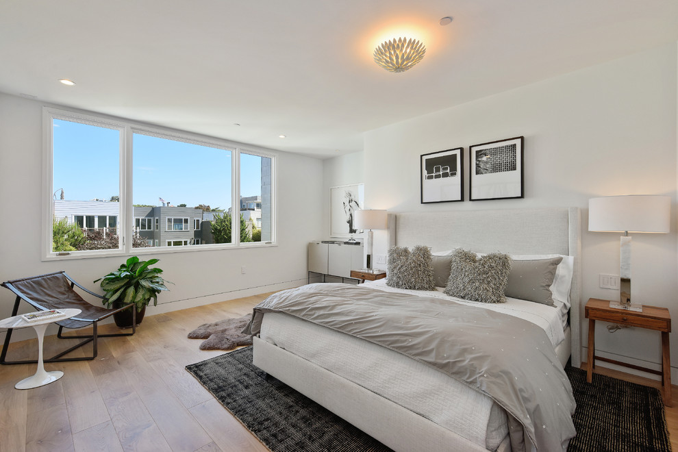サンフランシスコにあるコンテンポラリースタイルのおしゃれな主寝室 (白い壁、無垢フローリング、ベージュの床)