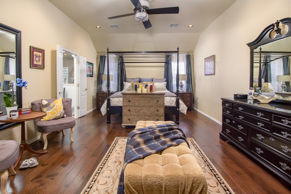 Ejemplo de dormitorio principal tradicional renovado grande sin chimenea con paredes beige, suelo de madera oscura y suelo marrón