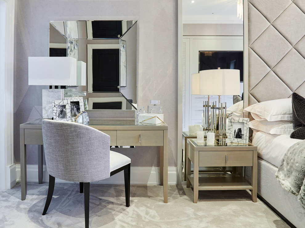 Modelo de habitación de invitados actual de tamaño medio con paredes beige, moqueta, suelo beige y papel pintado