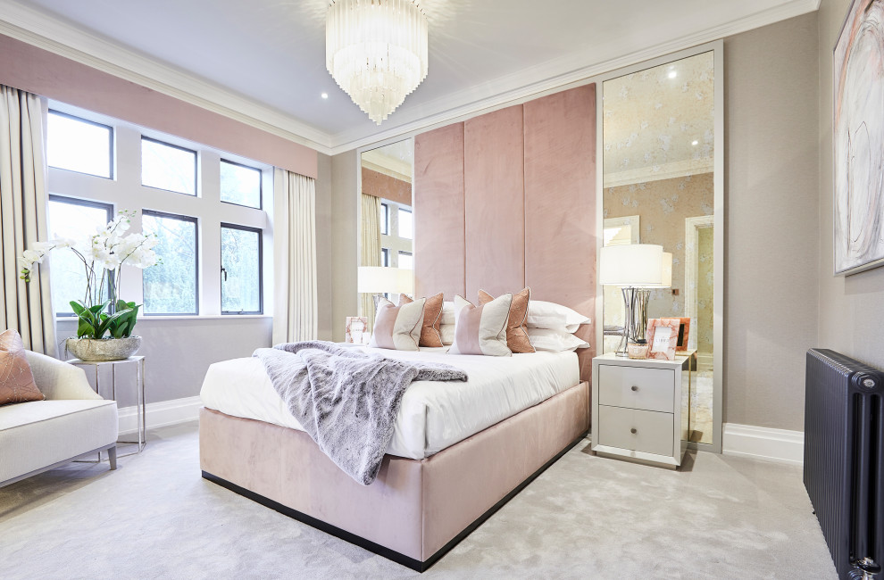 Идея дизайна: большая спальня в стиле неоклассика (современная классика) с розовыми стенами, ковровым покрытием, серым полом и обоями на стенах без камина