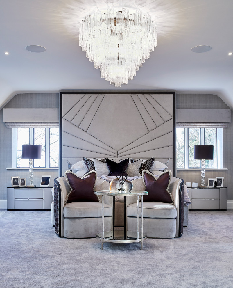 Imagen de dormitorio principal moderno extra grande con paredes grises, moqueta, suelo gris y papel pintado