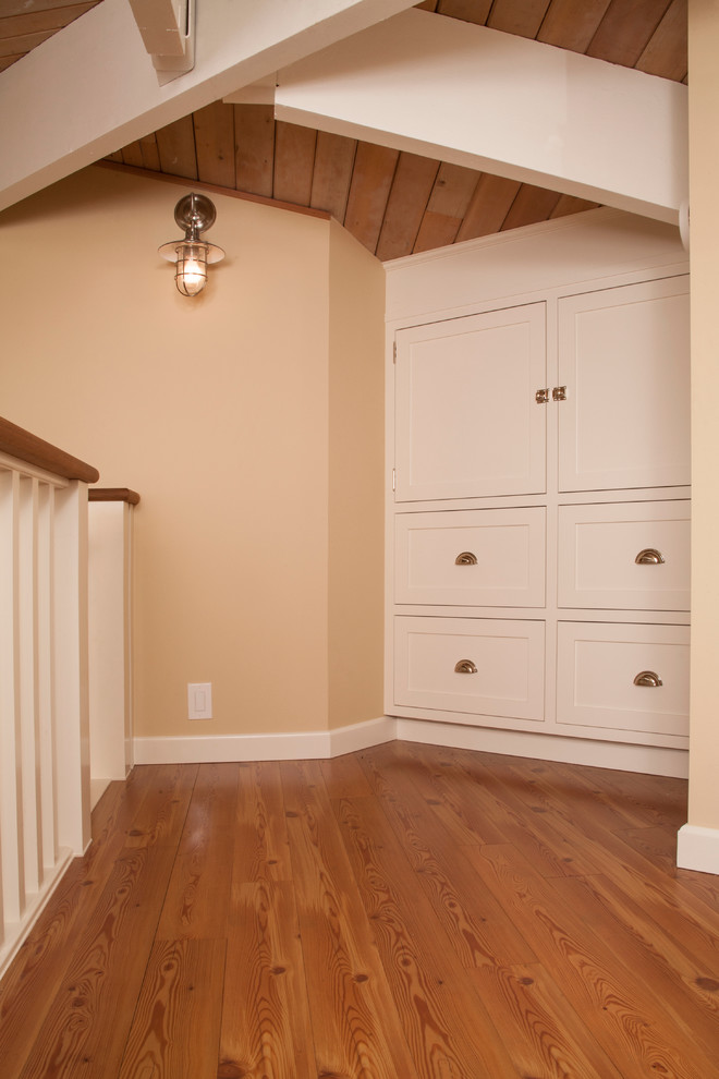 Foto på ett mellanstort funkis gästrum, med beige väggar och heltäckningsmatta