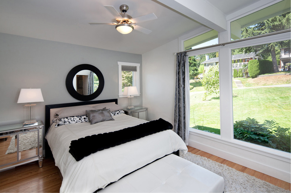 バンクーバーにある中くらいなトランジショナルスタイルのおしゃれな主寝室 (白い壁、淡色無垢フローリング、暖炉なし)