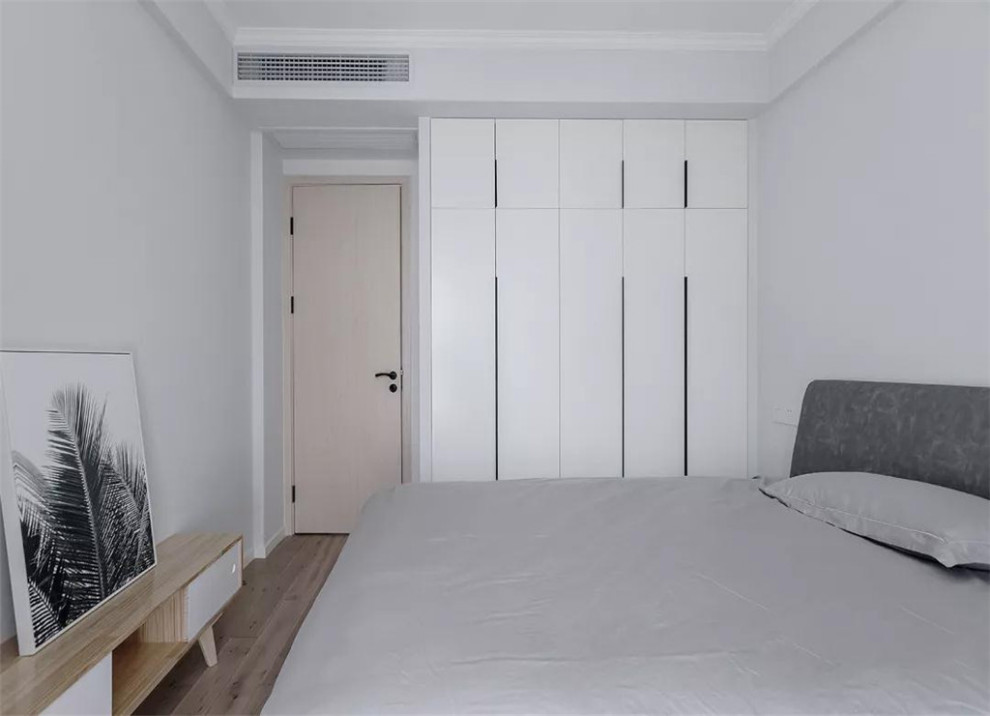 ロンドンにある中くらいなコンテンポラリースタイルのおしゃれな客用寝室 (白い壁、無垢フローリング、グレーの床)