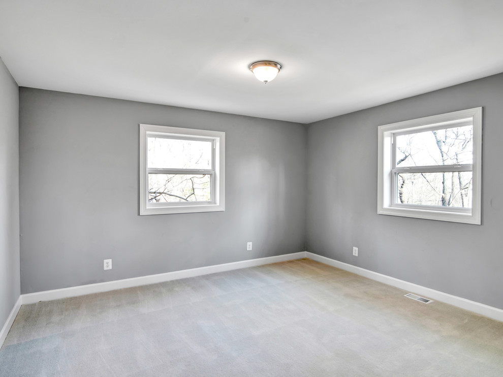 Esempio di una camera matrimoniale minimalista di medie dimensioni con pareti grigie, moquette e pavimento bianco