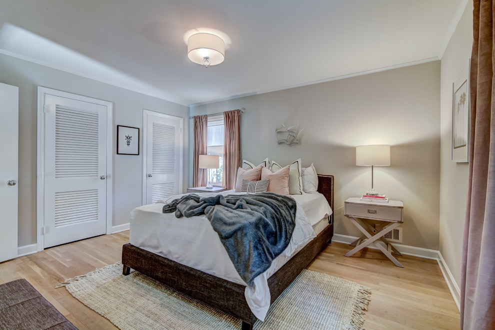 Источник вдохновения для домашнего уюта: хозяйская спальня среднего размера с серыми стенами, светлым паркетным полом и коричневым полом без камина