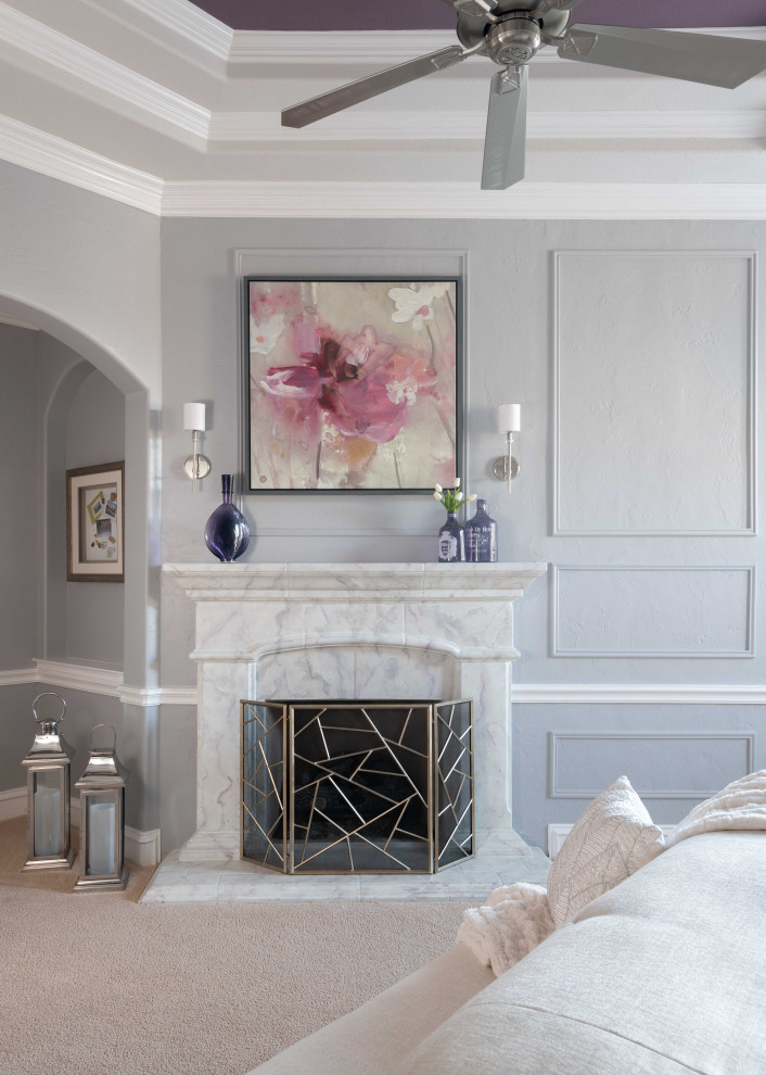 Réalisation d'une grande chambre tradition avec un mur gris, un sol beige, une cheminée standard, un manteau de cheminée en pierre, un plafond décaissé et du papier peint.