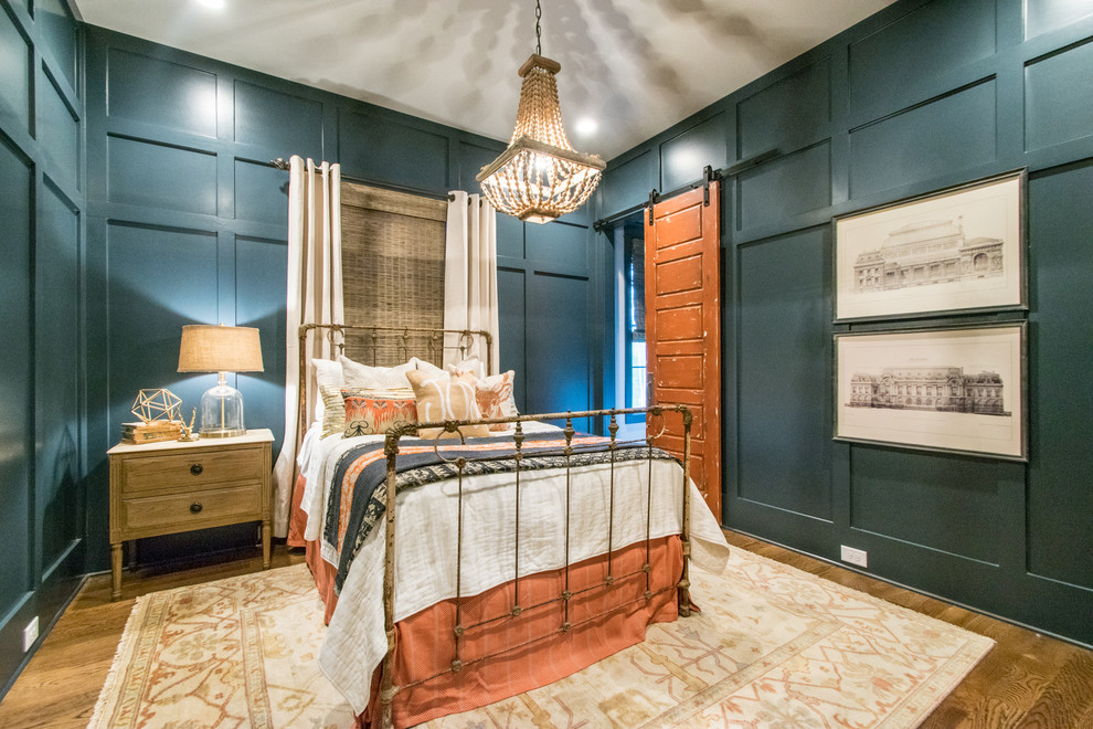 На фото: гостевая спальня среднего размера, (комната для гостей) в стиле кантри с синими стенами, паркетным полом среднего тона и коричневым полом без камина