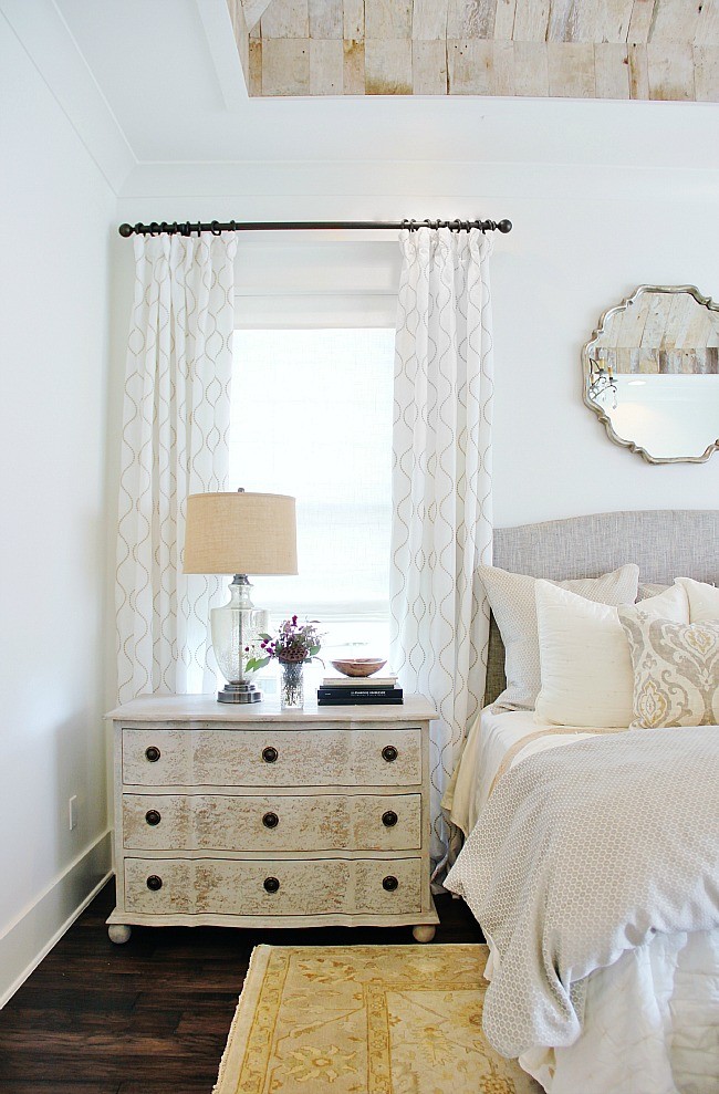 アトランタにある広いカントリー風のおしゃれな主寝室 (白い壁、濃色無垢フローリング、茶色い床)