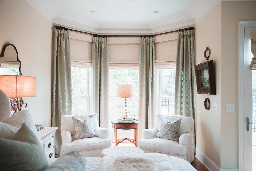 Diseño de habitación de invitados tradicional renovada de tamaño medio sin chimenea con paredes beige, suelo de madera en tonos medios y suelo marrón